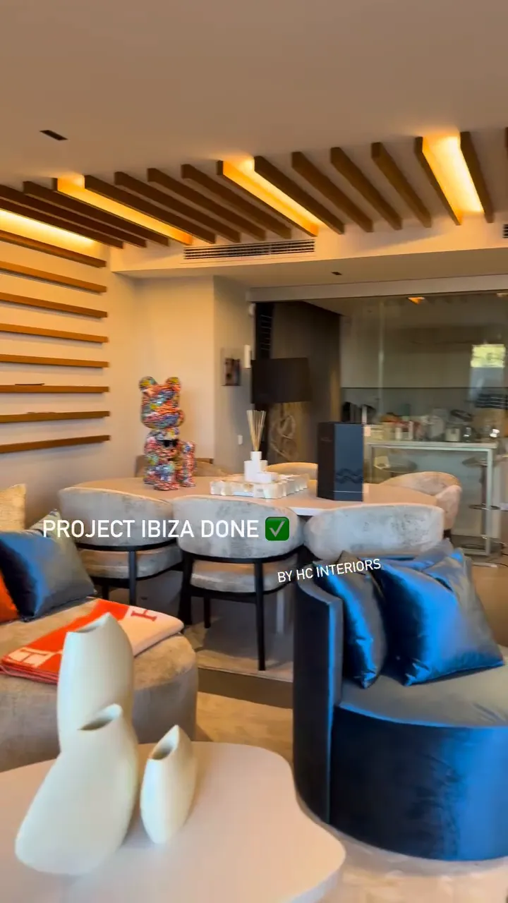 Woonkamer en eethoek van het project op Ibiza